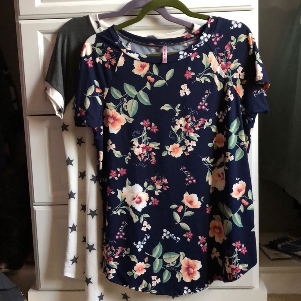 Two tunic length shirts. ⭐️🌺